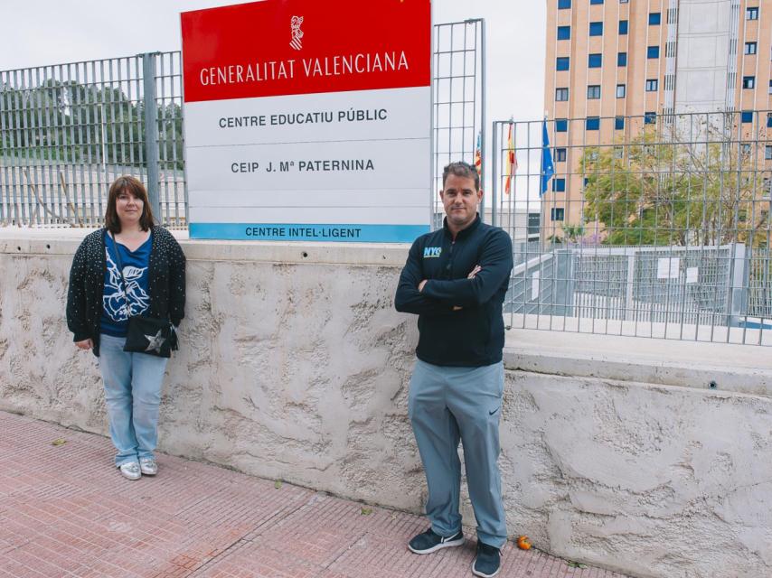 Pedro Lozano y Paola Orenes, dos padres de escolares de Calpe que quieren poder elegir la lengua vehicular con la que estudiarán sus hijos.