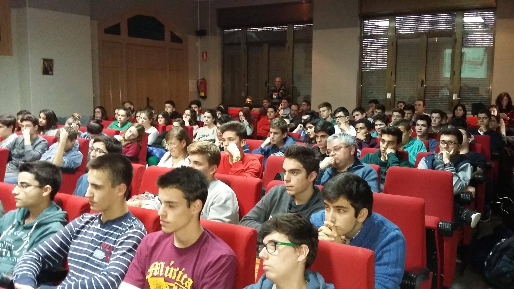 Alumnos del colegio durante una conferencia