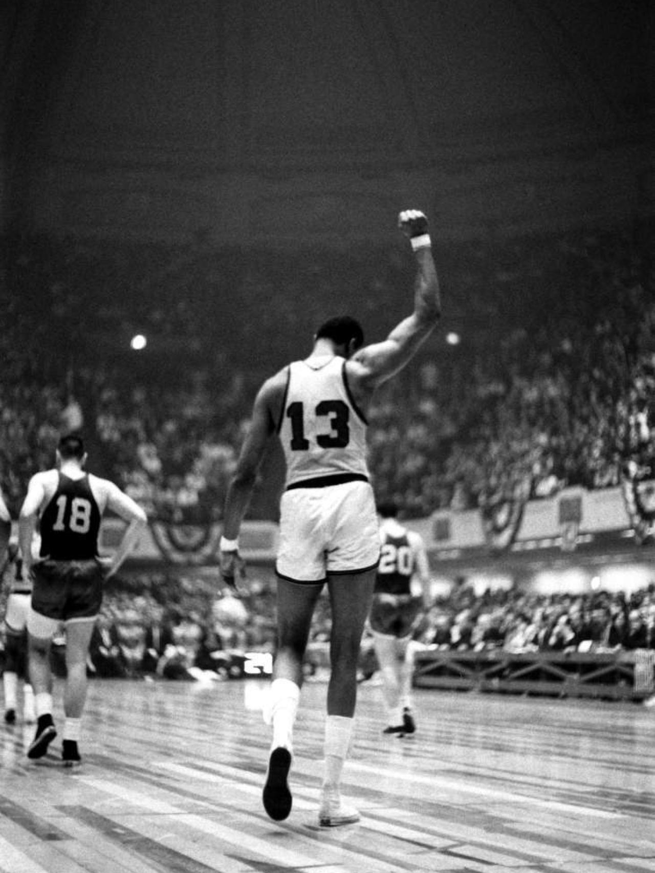 Wilt Chamberlain celebrando una victoria.