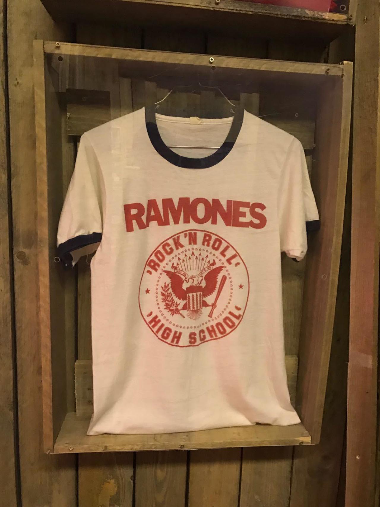Una camiseta de Los Ramones.