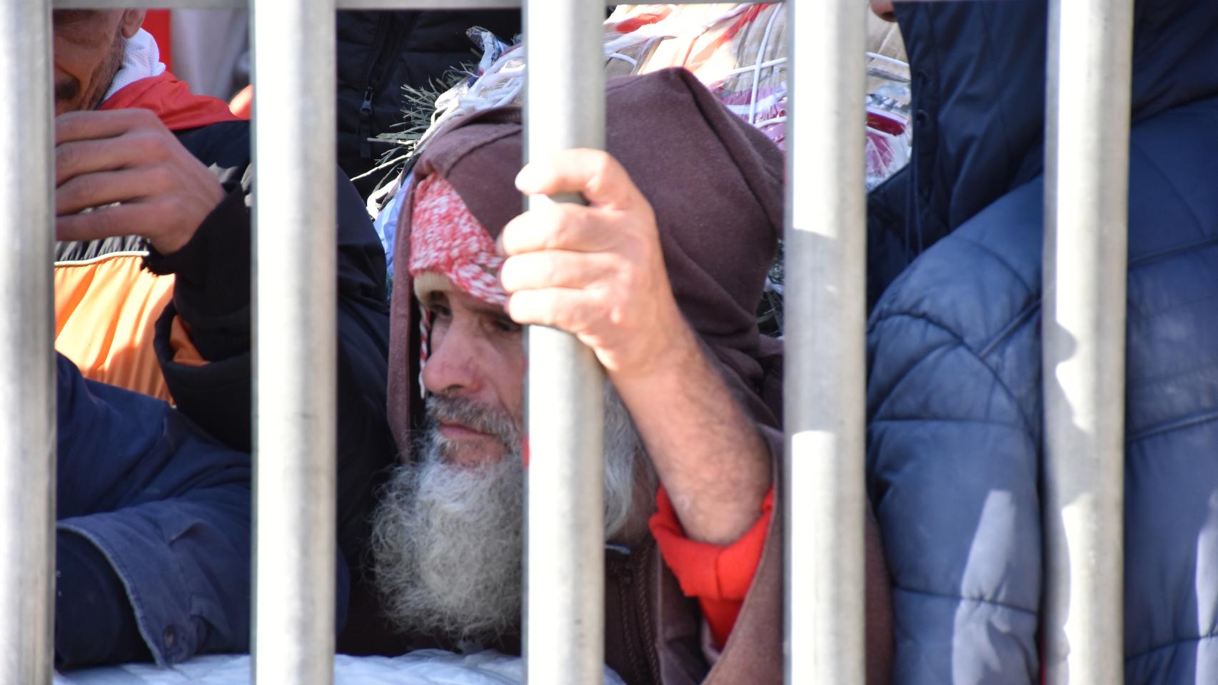 Los porteadores desbordan la frontera del Tarajal