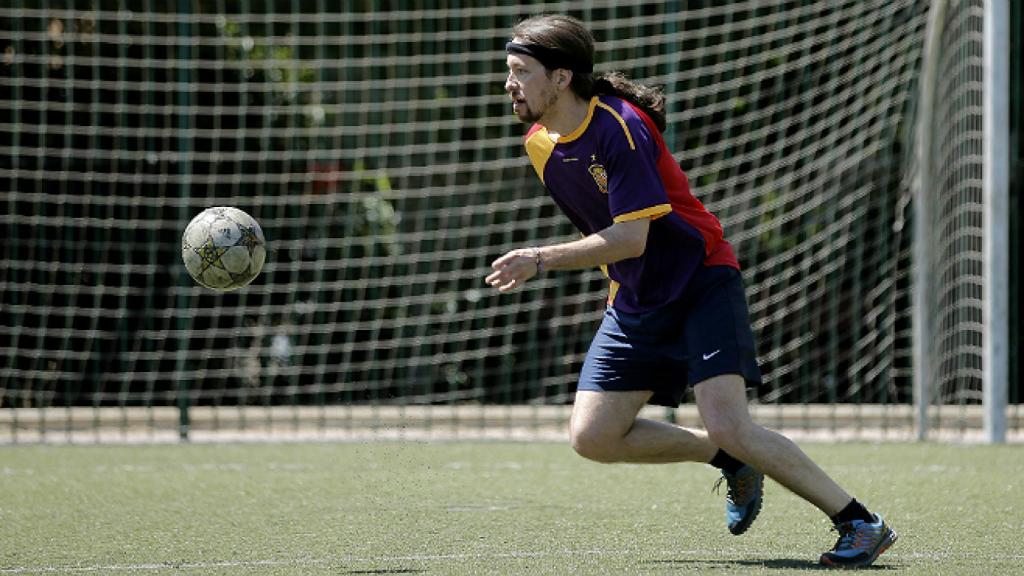 Pablo Iglesias durante un partido de fútbol con integrantes de Podemos.
