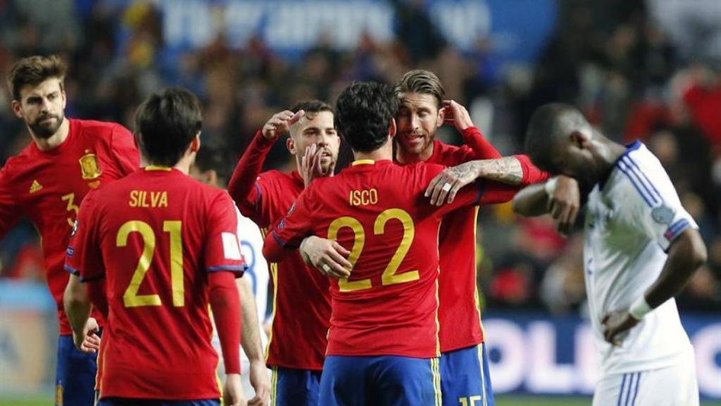 Los jugadores de la selección celebran la victoria.