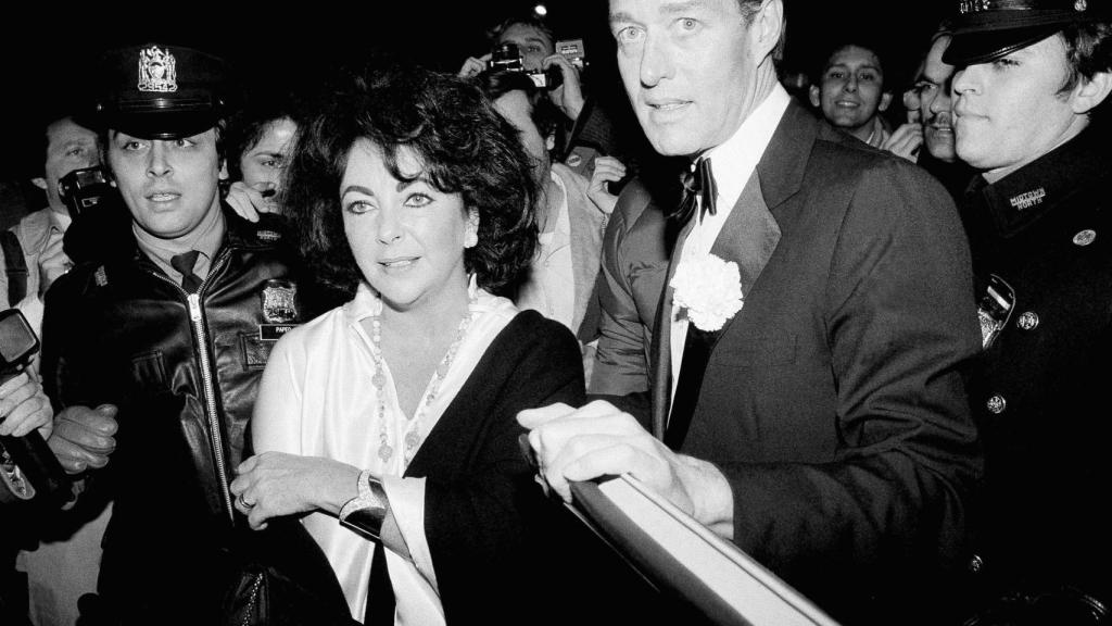 Halston con Elizabeth Taylor en 1979 en Nueva York. | Foto: GTRES.