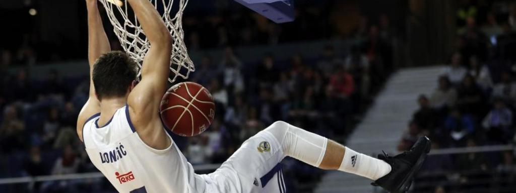 Doncic se cuelga del aro en el último partido contra Bilbao Basket.