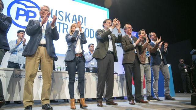Amaya Fernández junto a Rajoy en el último congreso regional del PP en el País Vasco