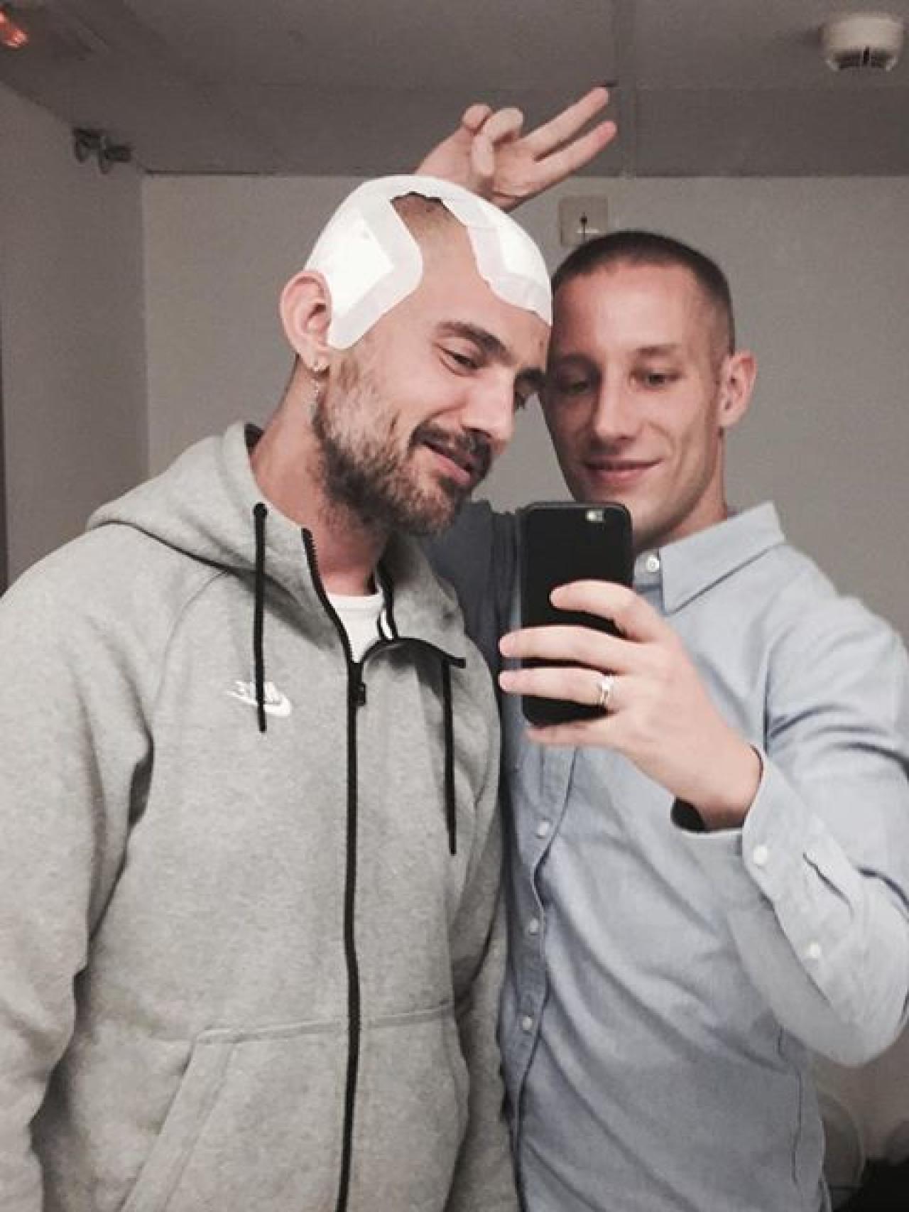 Pablo Sáez junto a David Delfín en el hospital.