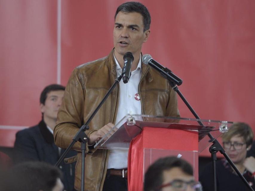 Pedro Sánchez con su inseparable chaqueta de cuero.