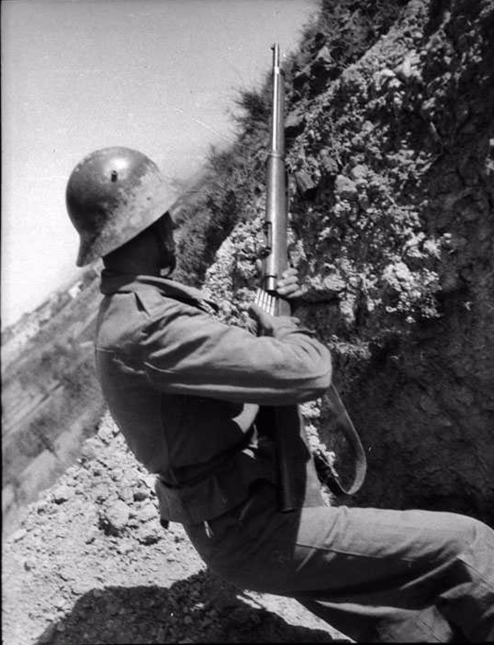 Francesc Boix con fusil, en la guerra civil.