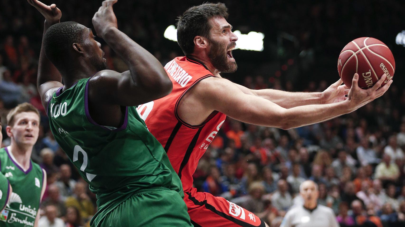 San Emeterio intenta superar a Okouo en el último Valencia-Unicaja liguero.