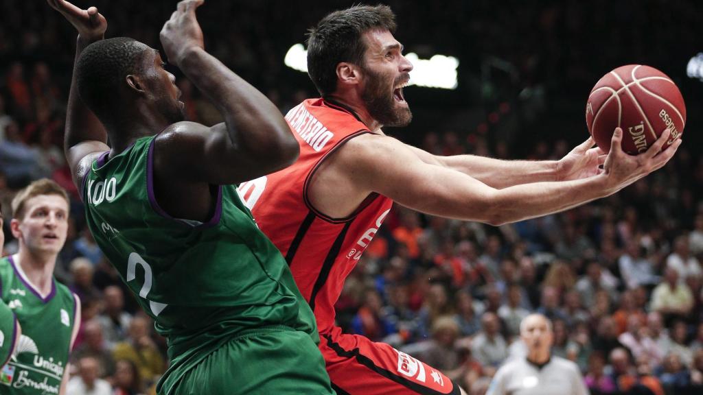 San Emeterio intenta superar a Okouo en el último Valencia-Unicaja liguero.
