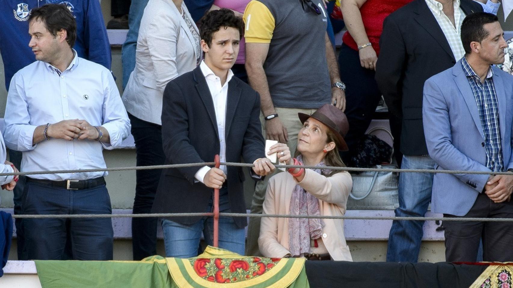 Froilán disfruta de una corrida taurina al lado de su madre.
