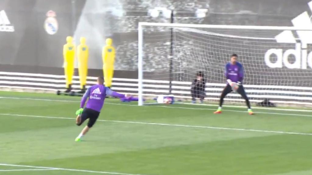 Benzema lanzando a puerta
