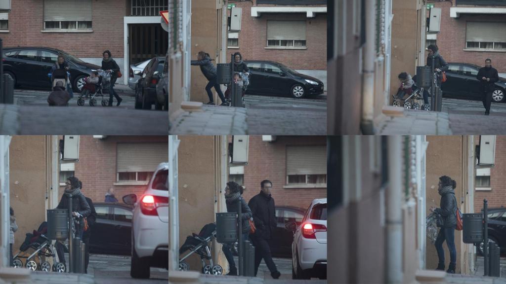 Majarenas y su hija de paseo por su nuevo barrio con una compañera.