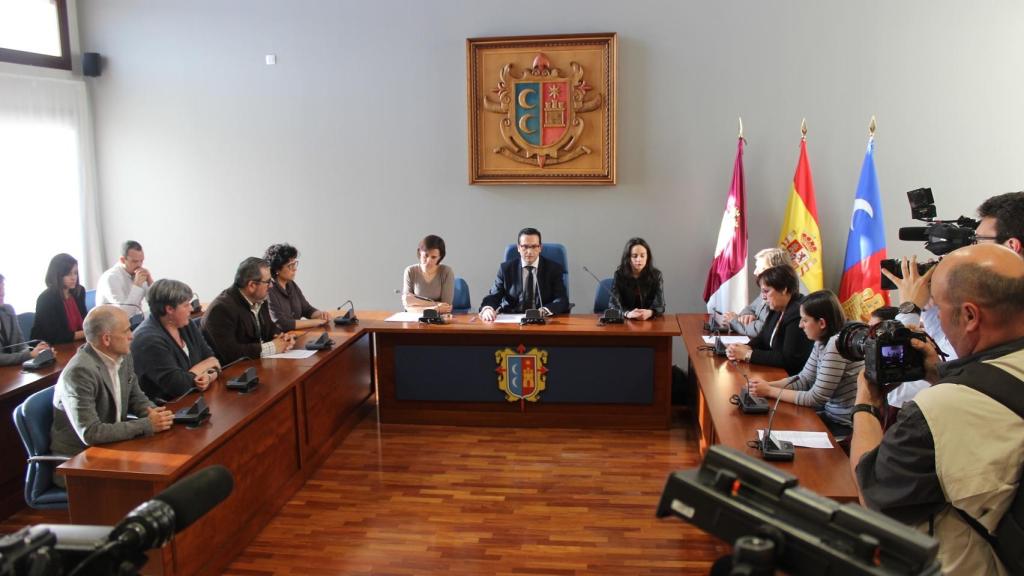 El Ayuntamiento ha convocado un pleno con carácter de urgencia para condenar el triple crimen.