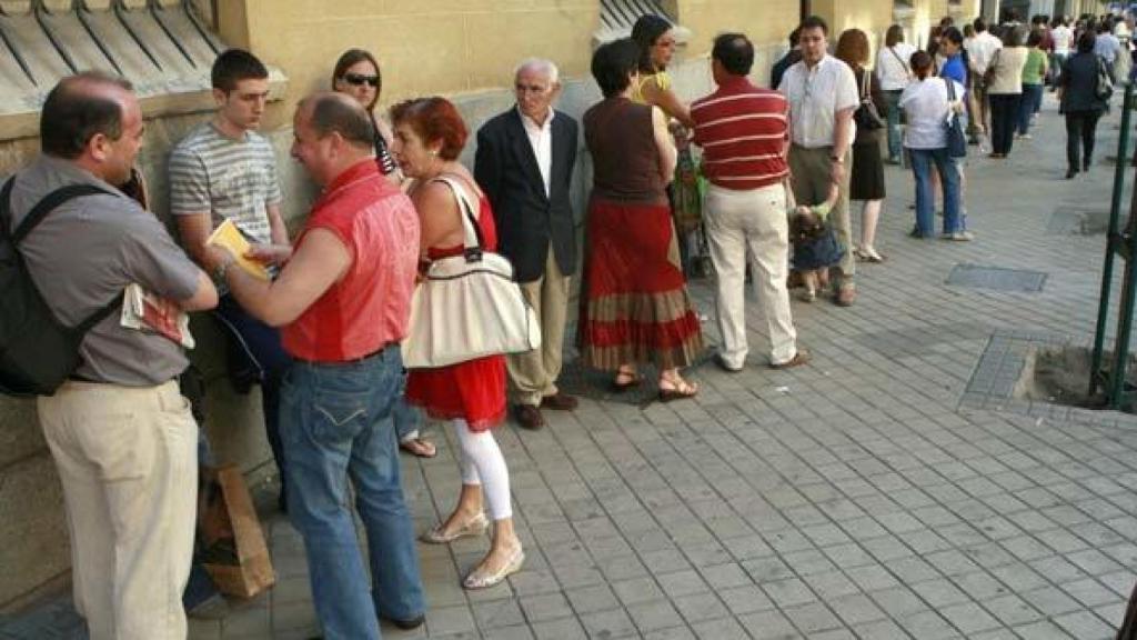 Colas en una comisaría de Madrid para renovar el DNI.