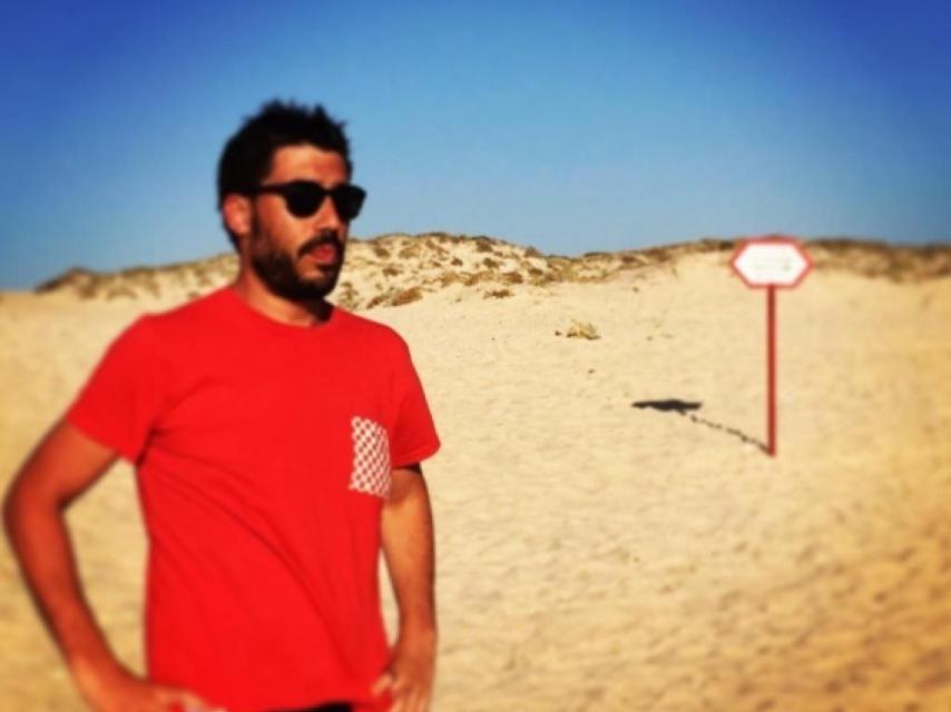 Manuel Leira, durante uno de sus paseos por la playa.
