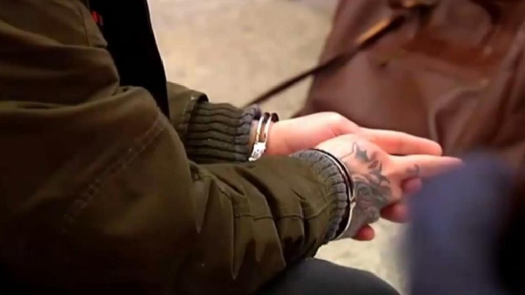 Esposado y cabizbajo, Rodrigo escucha las declaraciones de los testigos.