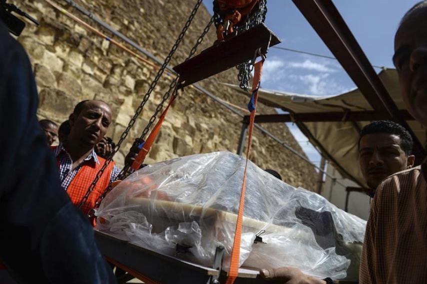 Un laboratorio a los pies de las pirámides para rescatar una barca solar de Keops