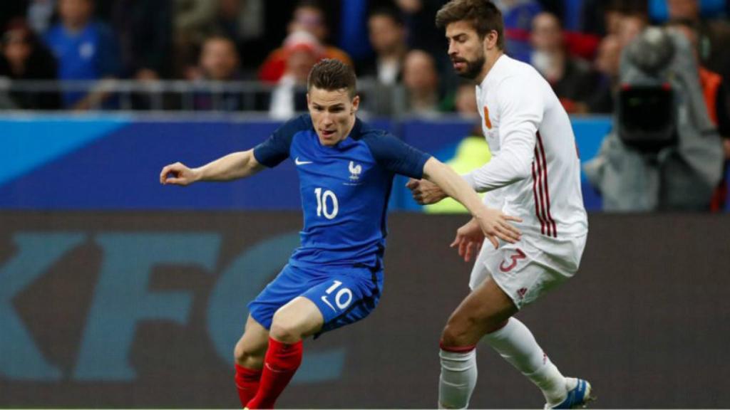 Piqué pujnando con Gameiro. Foto: Twitter (@ellarguero)