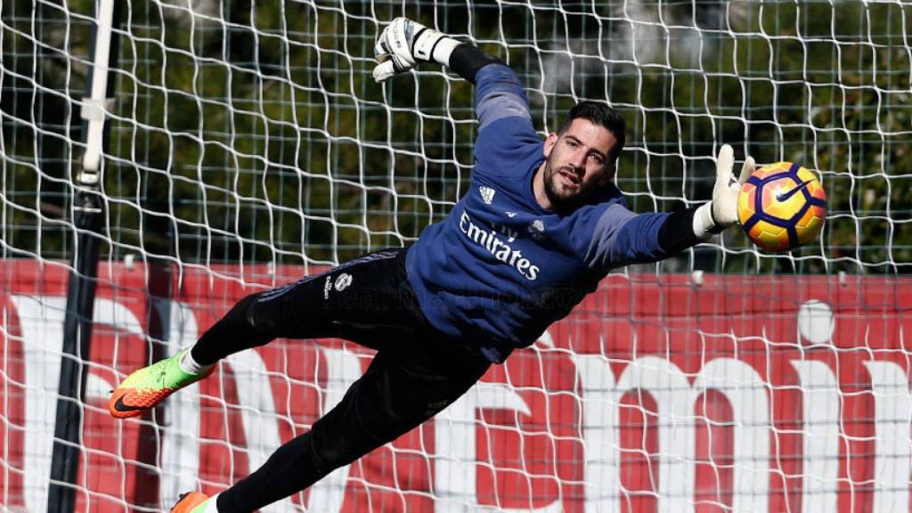 Kiko Casilla parando el esférico