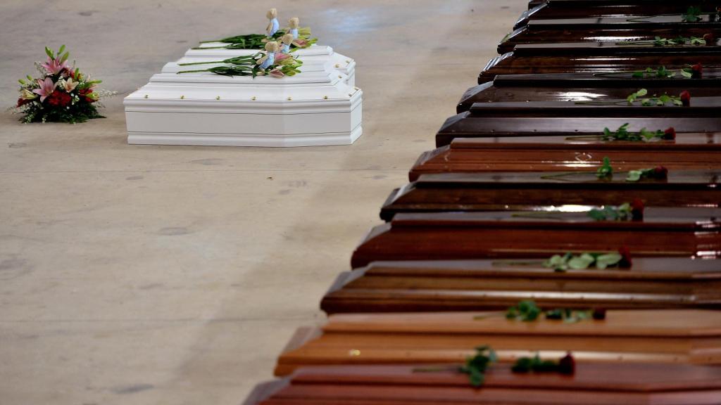 Ataúdes de víctimas de un naufragio en 2013 en el hangar del aeropuerto de Lampedusa