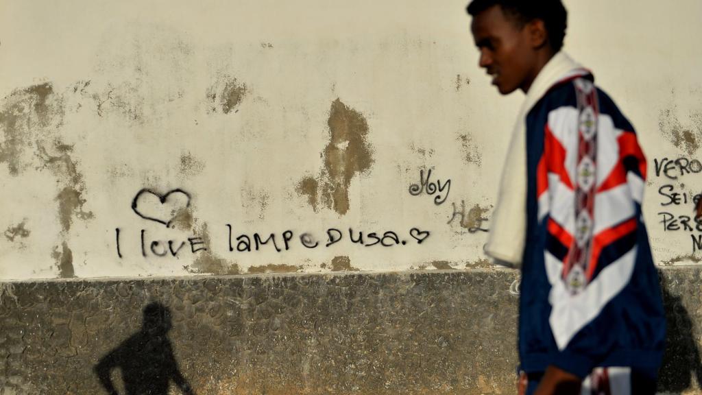 Una de las  calles de Lampedusa en una imagen de 2015