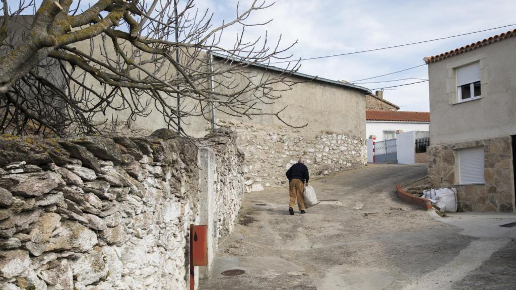 Un jubilado pasea por Juzbado al caer la tarde.
