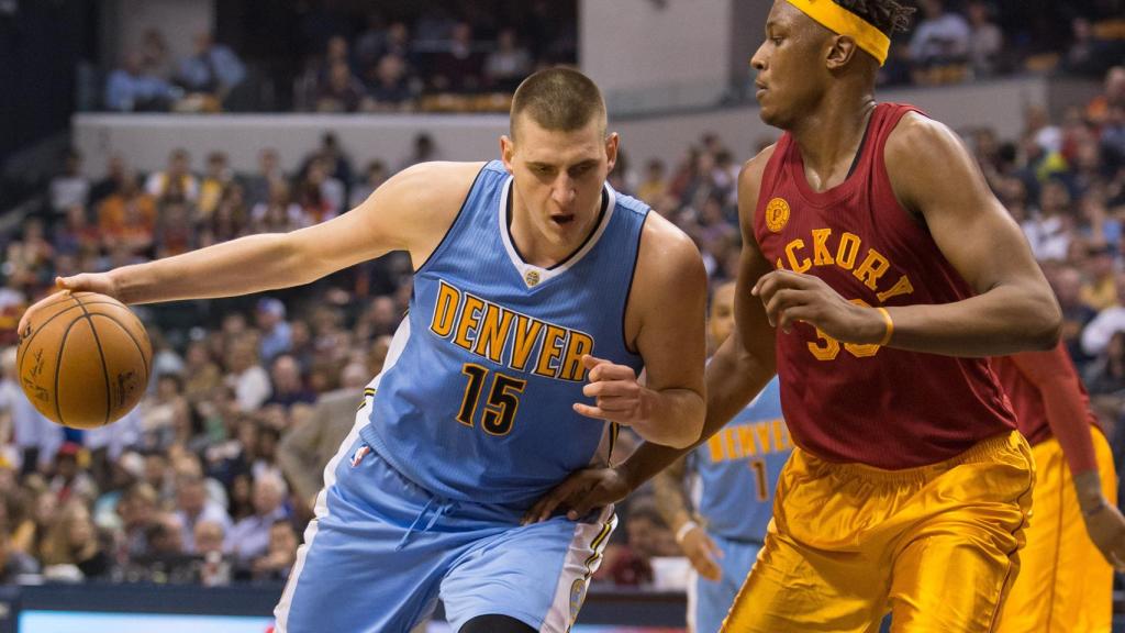 Nikola Jokic (izquierda).