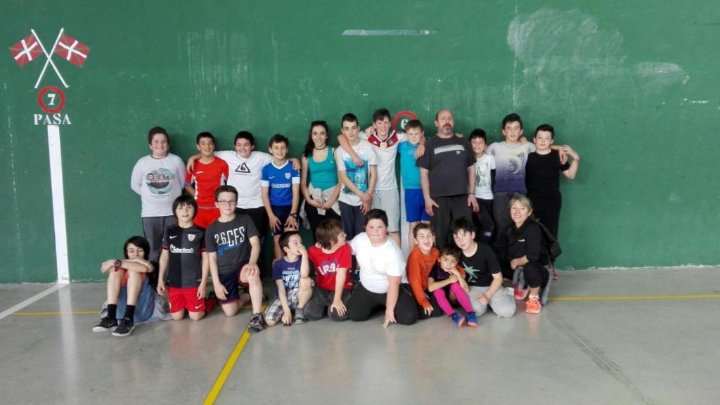 El creador del artzikirol con un grupo de jóvenes deportistas.