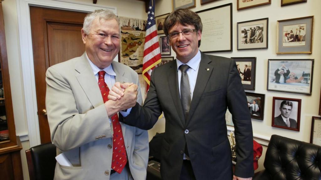 Puigdemont junto al congresista republicano Dana Rohrabacher, un viejo amigo del separatismo catalán.