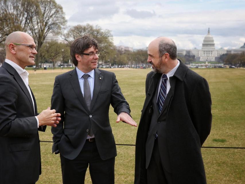 Puigdemont junto a Raül Romeva, durante con el representante de Smithsonian Folklife Institute, en Washington DC.