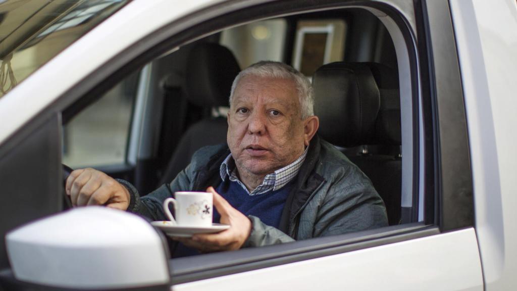 Jesús Cerdán en su taxi entre carrera y carrera por Pamplona