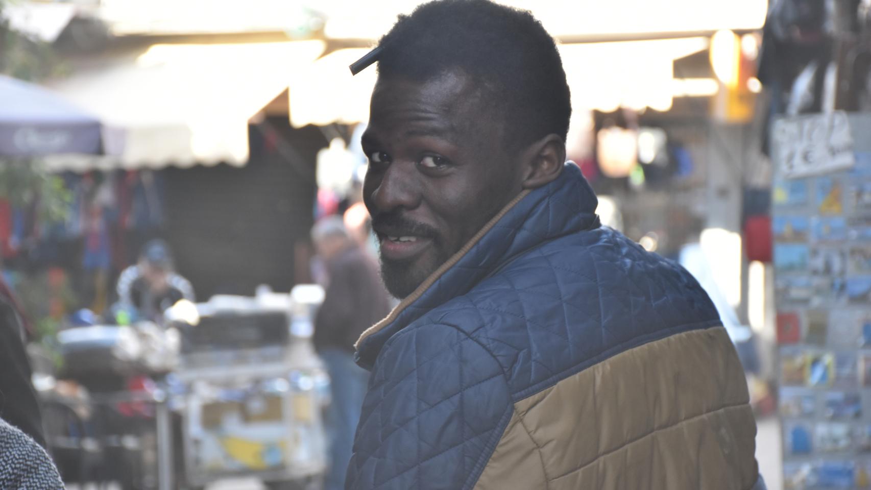 Moussa vive en Marruecos y pinta sus recuerdos.