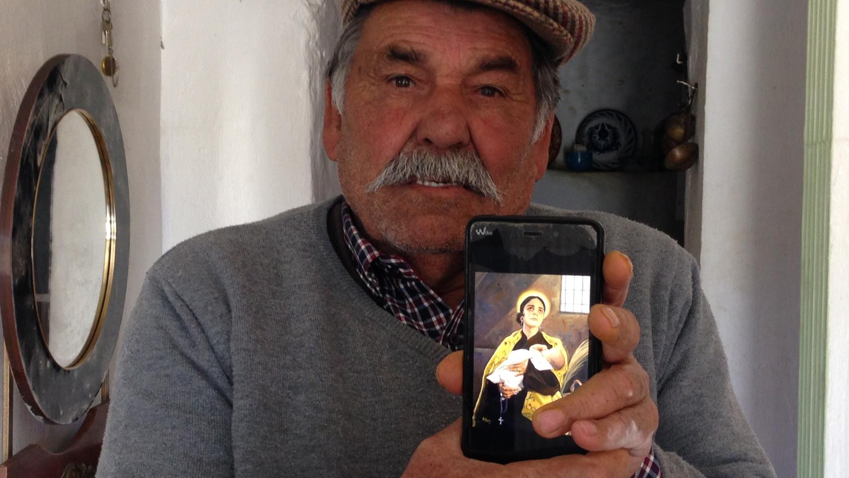 José María es hijo de Juan Cortés, el hombre por el que Emilia entró en prisión tras intentar evitar que se marchara a la guerra.