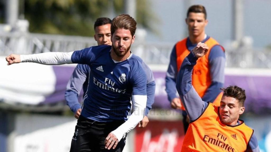 Sergio Ramos lucha el balón con Kovacic