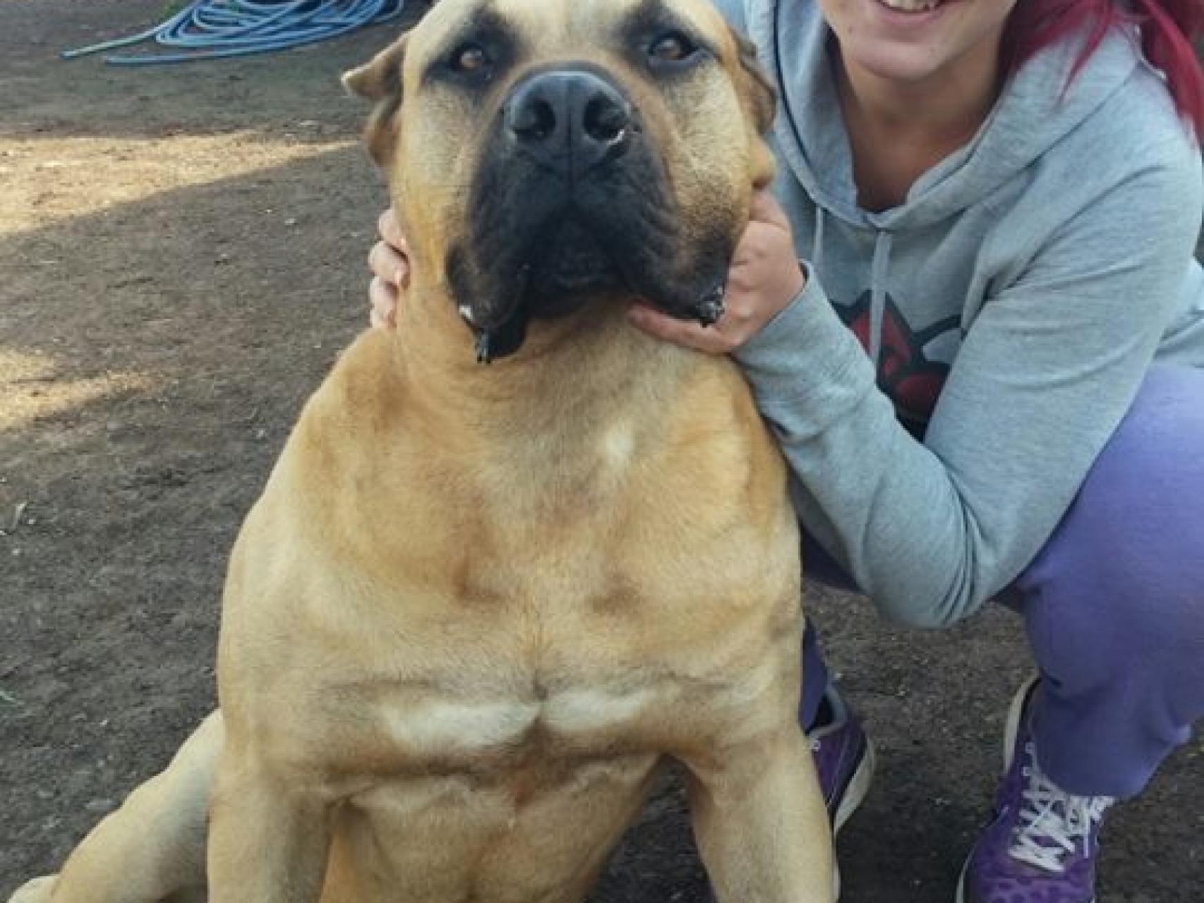 Yurena con uno de sus perros.