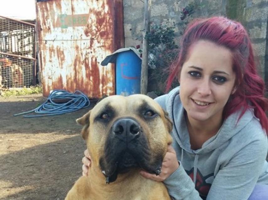 Yurena con uno de sus perros.