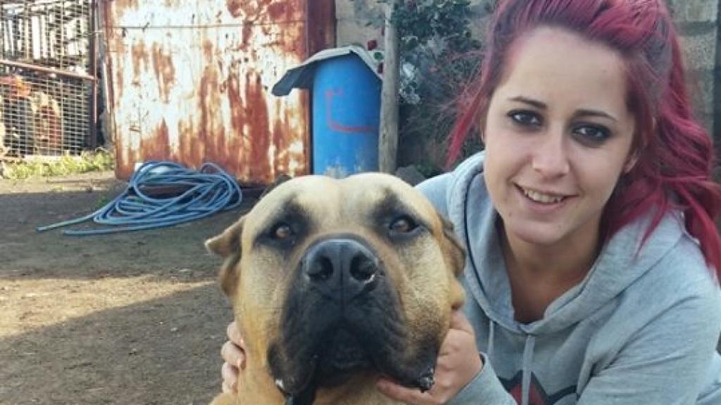 Yurena con uno de sus perros.