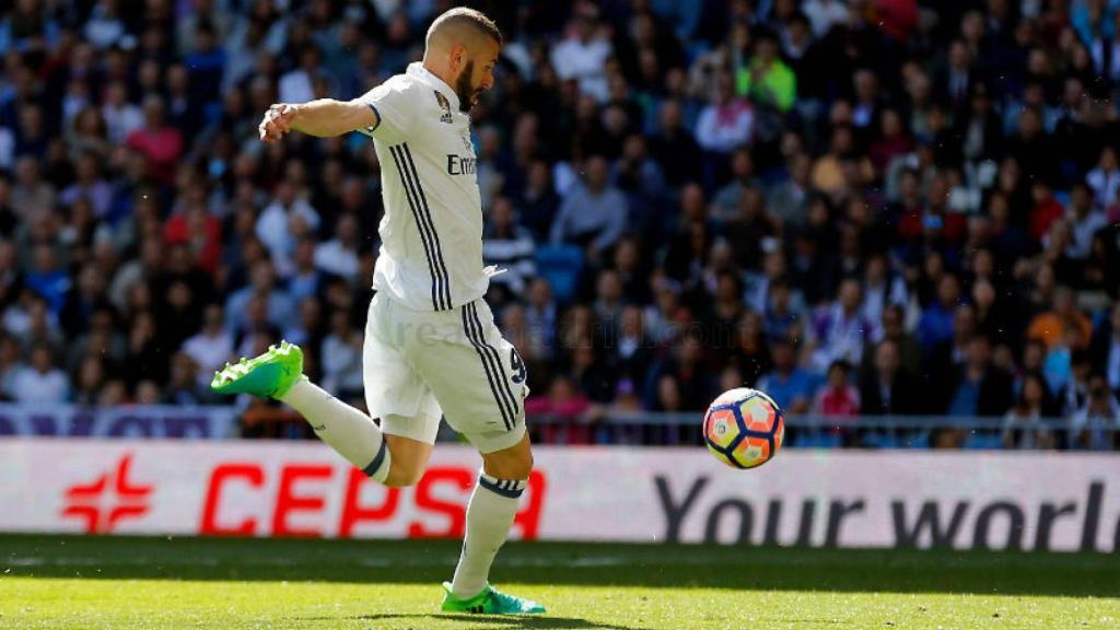Benzema antes del gol contra el Alavés