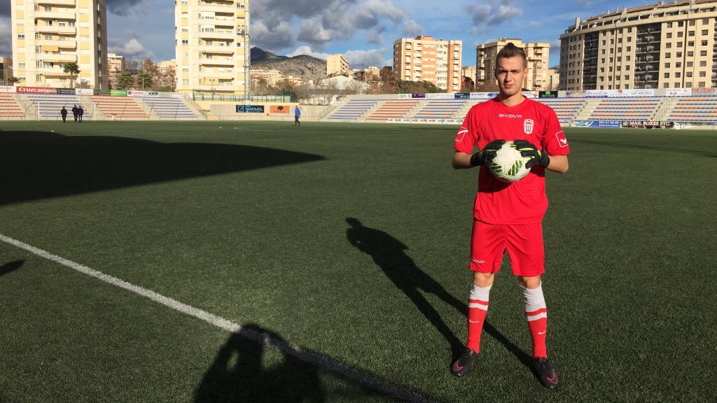 Alessandro Zanier posa con la camiseta del Eldense.