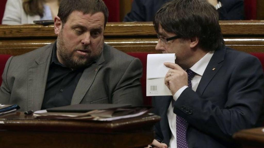 El consejero de Economía, Oriol Junqueras, y el jefe del Gobierno catalán, Carles Puigdemont
