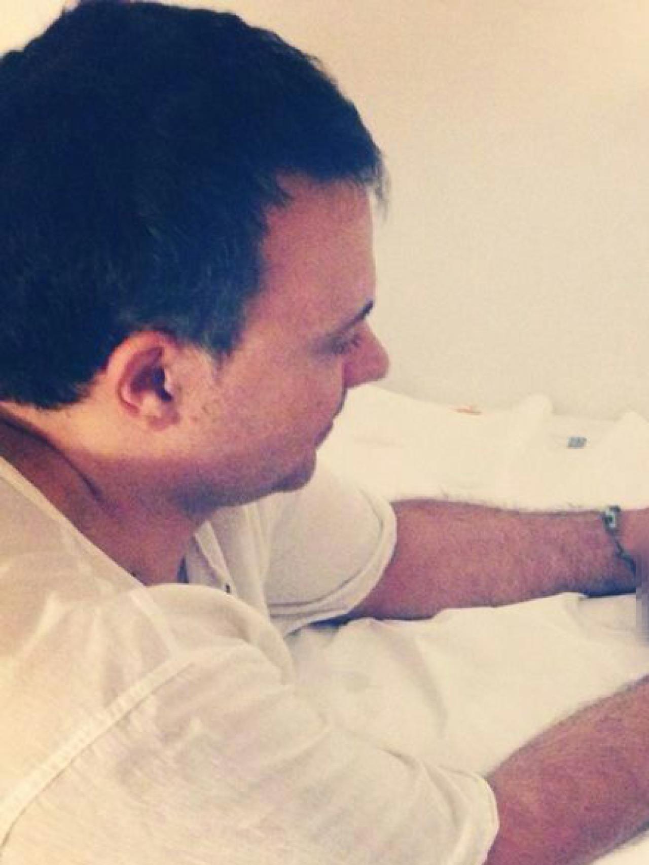 Sergi Mussons atiende a un bebé.