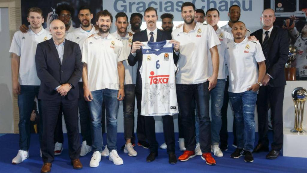 Nocioni con la plantilla en su despedida