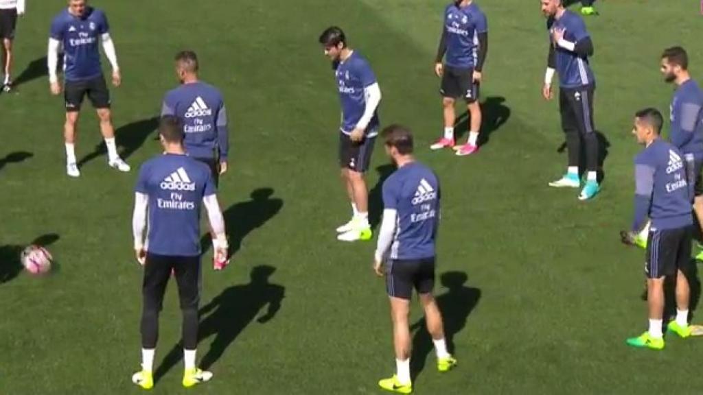 Los jugadores en el rondo en un entrenamiento