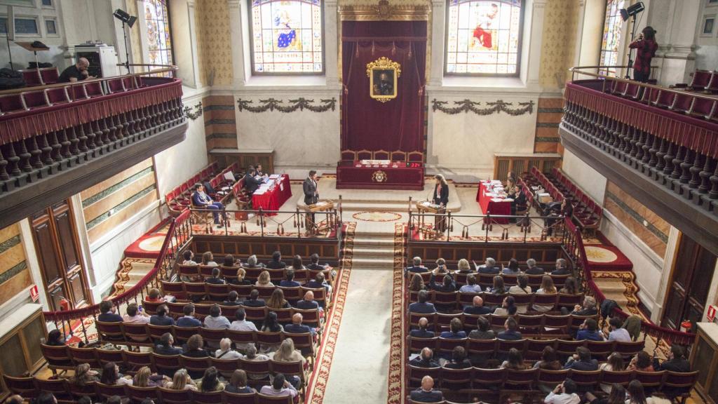 El salón de actos de la RAE, durante el debate.