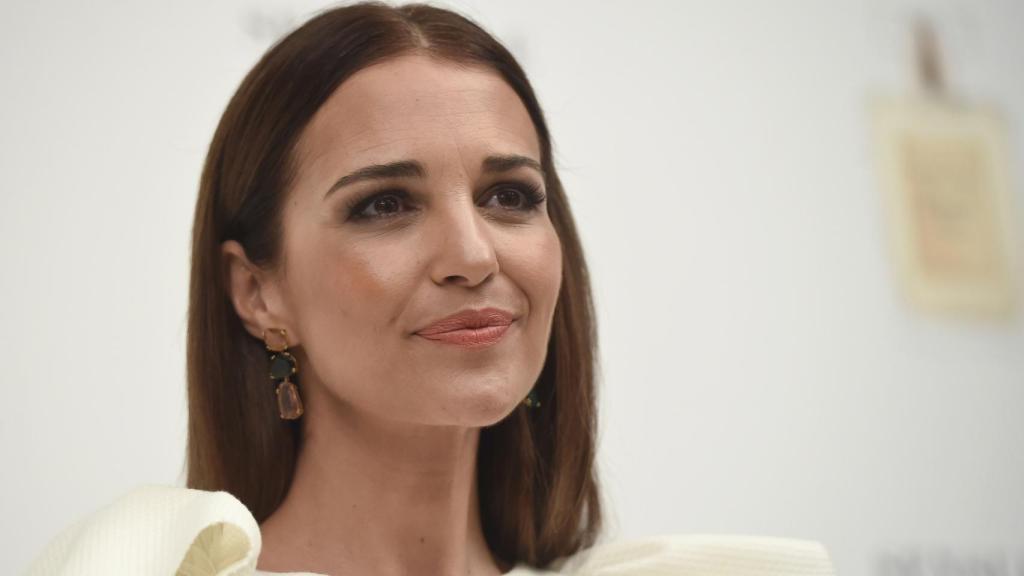 Paula Echevarría durante el acto, poniendo una sonrisa que probablemente no llevara por dentro