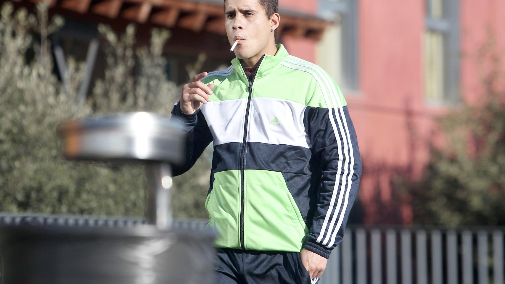 José Fernando, hijo de Ortega Cano, echándose un piti.