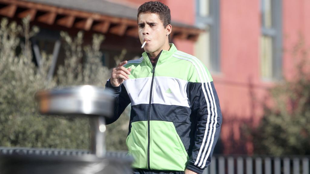 José Fernando, hijo de Ortega Cano, echándose un piti.