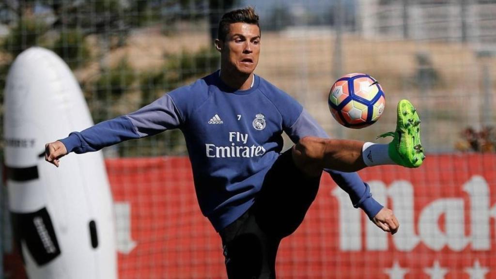 Cristiano controla un balón